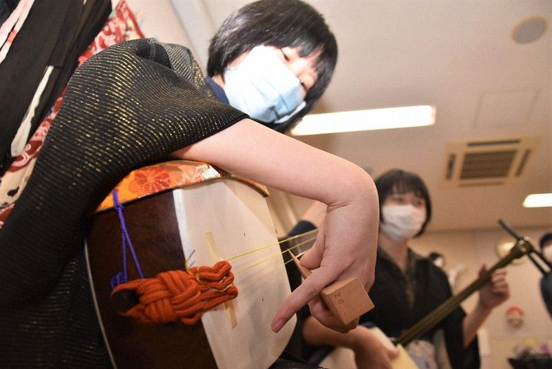 chơi đàn Shamisen chơi đàn Shamisen